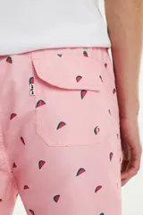 Short de baño rosado con estampado de sandías.