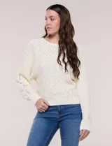 Buzo de algodón blanco con diseño de punto calado y mangas anchas.