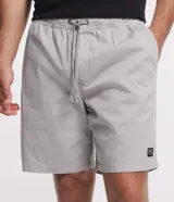 Bermuda de sarga lavada color gris claro, de corte recto, con bolsillos laterales y presillas en la cintura.