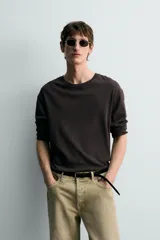 Camiseta relaxed fit de manga larga y cuello redondo, confeccionada en tejido de mezcla de algodón y lino, en color negro.