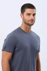 Remera lisa de manga corta y cuello redondo, color gris oscuro, de calce cómodo con pequeño logo bordado en el pecho.