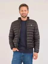 Campera puffer de diseño acolchado con cierre frontal, cuello alto y logo circular en el pecho. Presenta un corte ajustado y mangas largas con puños elásticos.