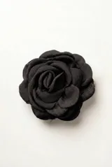Broche en forma de rosa de tela color rojo, con diseño de pétalos superpuestos y sistema de sujeción tipo clip.