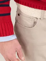 Pantalón de hombre de corte chino, color azul marino, con cinco bolsillos y ruedo doblado.