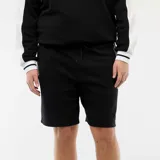 Bermuda de piqué de algodón color negro, con bolsillos laterales y calce cómodo.