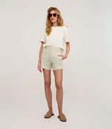 Short de vestir tipo baggy de cintura alta, confeccionado en sarga de algodón con rayas verticales en hilos tintos. Presenta trabillas y lazo ajustable en la cintura.