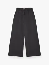 Pantalón jogger gris oscuro de tiro medio, con cintura elástica con cordón ajustable y pernera recta y ancha.
