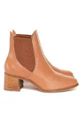 Botines de cuero color caramelo, con punta ligeramente cuadrada, tacón de bloque de 6 cm y paneles laterales elásticos a tono.