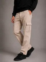 Pantalón cargo de gabardina en color beige, con corte recto, bolsillos laterales con solapa y bolsillos frontales clásicos.