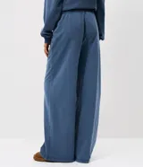 Pantalón Blue Steel de corte recto, confeccionado en algodón lavado con efecto deslavado de tono azul. Cuenta con cintura elástica con cordón de ajuste y costuras frontales en relieve.