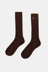 Calcetines de lana en tejido rib color marrón chocolate, con aplicación de joyas y abalorios decorativos en la parte superior.