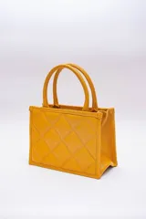 Cartera pequeña color beige, con diseño acolchado en forma de rombos. Tiene doble asa corta y correa larga desmontable y regulable.