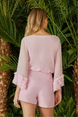 Short pollera rosado con corte cruzado y cierre lateral invisible.