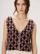 Top de algodón con escote en V, sin mangas, diseño abotonado al frente con estampa exclusiva geométrica y detalles en relieve.