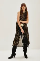 Camisa sin mangas, larga y abierta, con cuello alto y cierre frontal. Presenta un estampado abstracto en tonos marrón oscuro y dorado metalizado.