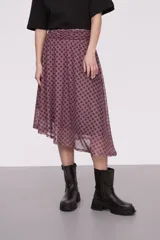 Falda midi evasé con estampado geométrico en tonos borgoña y rosa.