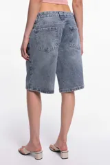 Bermuda de jean azul índigo, corte a la rodilla.