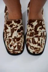 Mocasines de cuero con estampado animal print, con puntera cuadrada y diseño enrejillado.