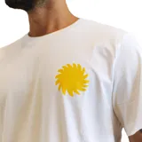 Remera blanca de algodón con estampado amarillo de un sol en el pecho.