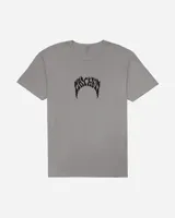 Remera de manga corta color gris con efecto vintage dye, cuello redondo y estampa frontal pequeña en el centro con la inscripción de la marca en tipografía gótica.