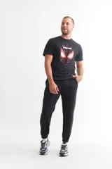 Remera negra de manga corta con estampa de la máscara de Spiderman en rojo y blanco.