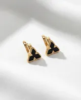Aros tipo argolla pequeña con dije en forma de trébol o flor estilizada, con borde dorado y centro esmaltado en color negro.