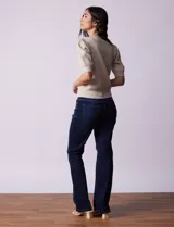 Cárdigan blanco tejido con escote en V, abertura frontal con botones y mangas cortas abullonadas con puño.