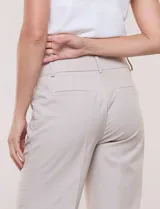 Pantalón de vestir gris claro de corte recto, confeccionado en mezcla de poliéster, rayón y elastano, con pretina, trabillas para cinto y bolsillos.