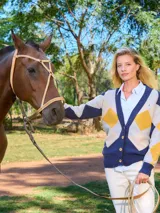 Cardigan de lana con diseño de rombos en tonos azul, amarillo y blanco, con cuello en V y cierre frontal de botones.
