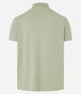 Remera polo de manga corta color verde militar, confeccionada en algodón peruano con cuello convencional y cierre de botones.