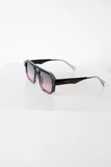 Lentes de sol con armazón de policarbonato negro de diseño geométrico con doble puente. Cuentan con protección UV400.