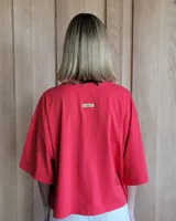 Remerón marrón de algodón, corte holgado y mangas cortas.