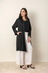 Túnica italiana larga en satén de seda color azul marino liso, de corte suelto con bolsillos laterales.