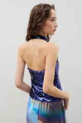 Top halter de cuello alto, confeccionado en tejido negro con acabado brillante y textura sutil.