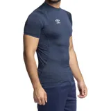 Remera térmica de manga corta Umbro, diseñada con ajuste al cuerpo para optimizar la retención de calor y la evacuación de humedad. Presenta cuello redondo y logo de la marca estampado en el pecho.