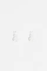 Aros tipo caravanas con diseño de conejito en color blanco con acabado flocado.