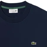 Buzo Lacoste de cuello redondo, confeccionado en algodón, con diseño liso y el icónico logo de cocodrilo bordado en el pecho.