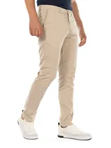 Pantalón de vestir de corte slim, color beige, confeccionado en mezcla de algodón elástico. Presenta cierre de botón y cremallera.