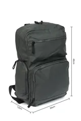 Mochila urbana de diseño minimalista en color negro, confeccionada en poliuretano. Cuenta con un compartimento principal amplio, un bolsillo frontal grande con cierre y un diseño ergonómico con correas ajustables.