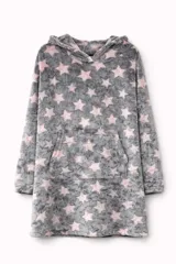 Pijama tipo hoodie de tela de peluche suave, con diseño estampado de estrellas en tonos gris y rosado. Cuenta con capucha y un bolsillo frontal tipo canguro.