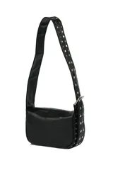 Cartera tipo bandolera de cuero sintético color negro, con diseño de tachas metálicas plateadas a lo largo de la correa y los laterales. Cuenta con cierre superior y correa ajustable.