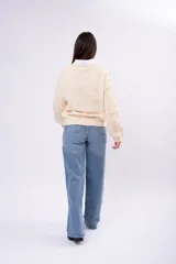 Sweater de punto con diseño de trenzas y rombos, color marrón, de cuello redondo y corte holgado.