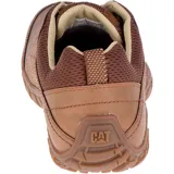 Championes casuales Caterpillar modelo Instruct, color beige con detalles en marrón oscuro. Presentan un diseño de corte bajo con cordones, confeccionados en cuero sintético y malla transpirable, con suela de goma flexible y logo de la marca en el lateral.