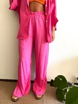 Pantalón fucsia de corte palazzo, con cintura elastizada y tajo lateral.