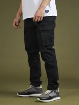 Pantalón cargo negro confeccionado en sarga de algodón con spandex.