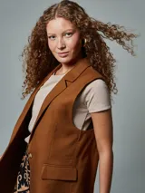 Chaleco sastre color crudo confeccionado en lino, con solapas y un botón.