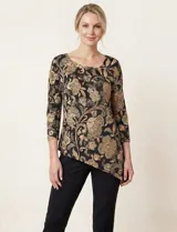 Blusa de manga tres cuartos, escote redondo, con bajo asimétrico y estampado floral en tonos dorados y beige sobre fondo negro.