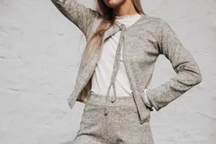 Saco abierto de punto fino, color verde menta, con mangas largas y corte corto a la cintura.