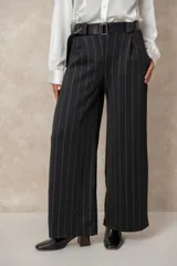 Pantalón de corte ancho y tiro alto, confeccionado en tejido azul marino con finas rayas verticales de hilo de lurex plateado. Presenta cintura con pasacintos y se incluye un cinturón negro con hebilla metálica.