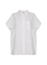 Camisa blanca de lino con cuello clásico, manga corta amplia, cierre frontal con botones y bolsillo de parche en el pecho.